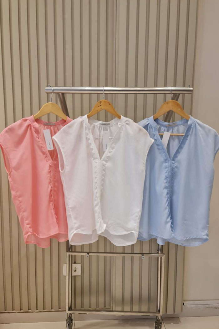 Camisa Renda  no Decote Manga Curta 3 Cores