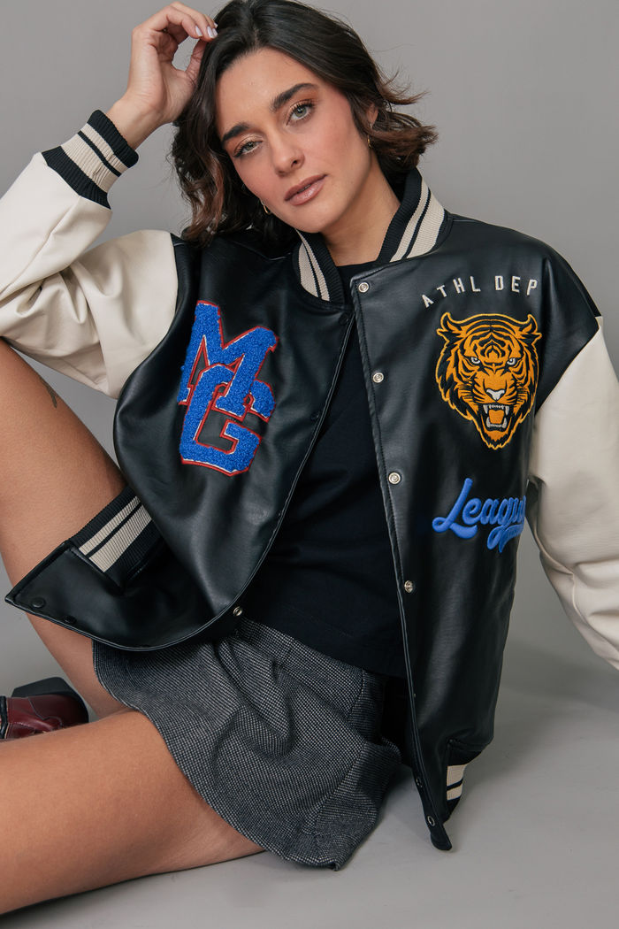 JAQUETA BOMBER DE COURO SINTÉTICO PRETO E OFF WHITE