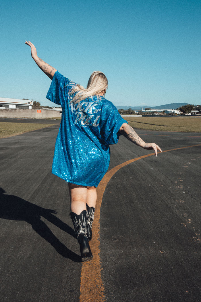 KIMONO COMPRIDO EM PAETÊ AZUL BORDADO PARTY ON