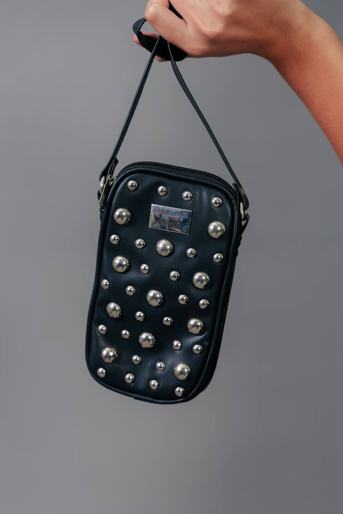 BOLSA PRETA PORTA CELULAR COM TACHAS