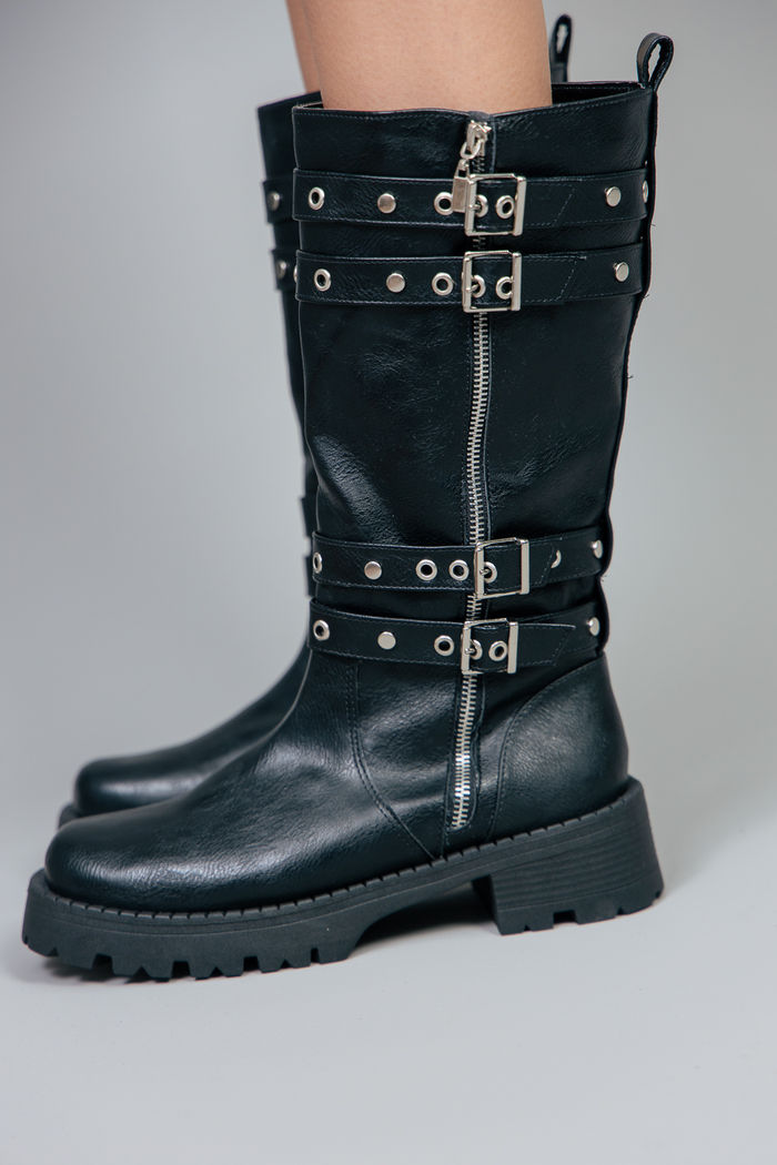 BOTA BIKER PRETA COM ZÍPER E FIVELAS