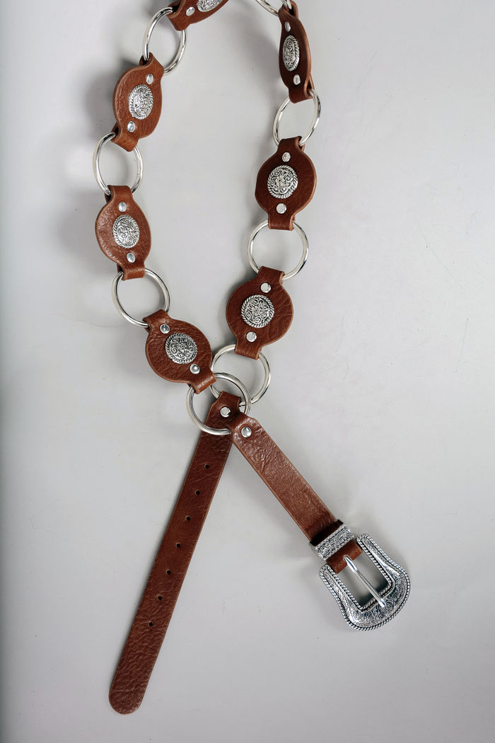 CINTO MARROM ARGOLAS E APLICAÇÕES PRATA