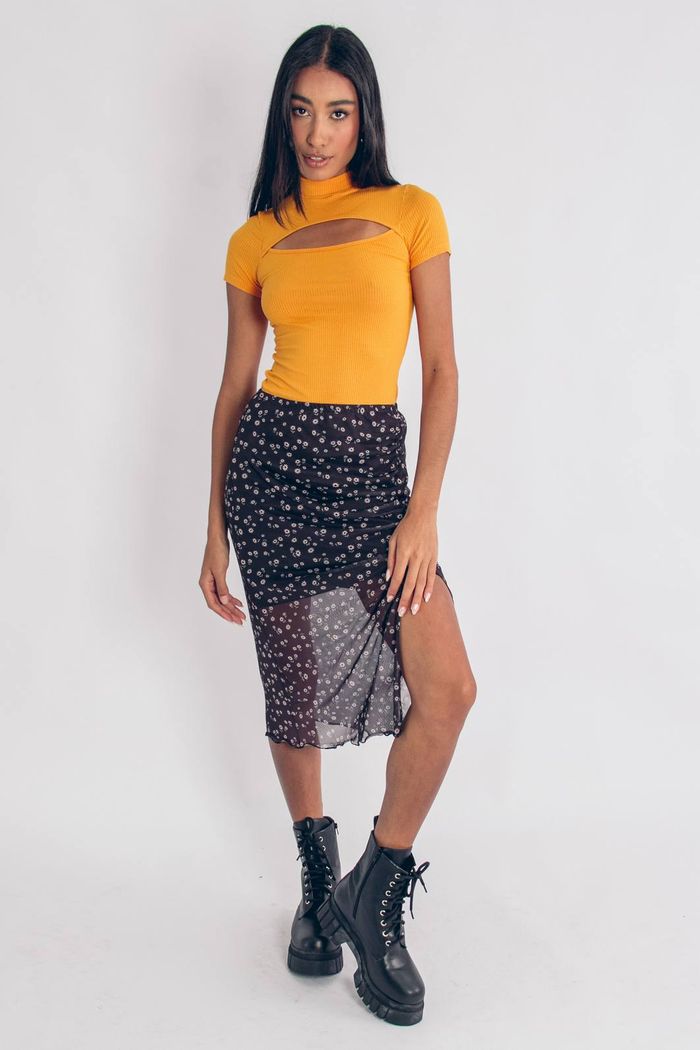 BLUSA BÁSICA CANELADA AMARELO RECORTE NO DECOTE