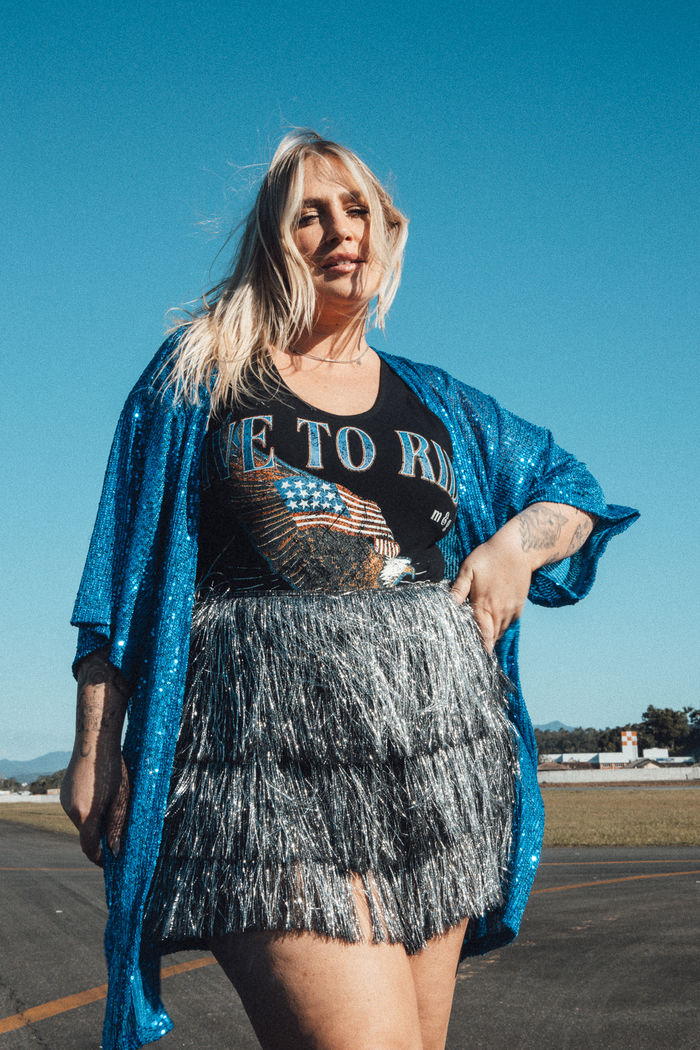 SHORT SAIA COM FRANJAS PRETO COM PRATA