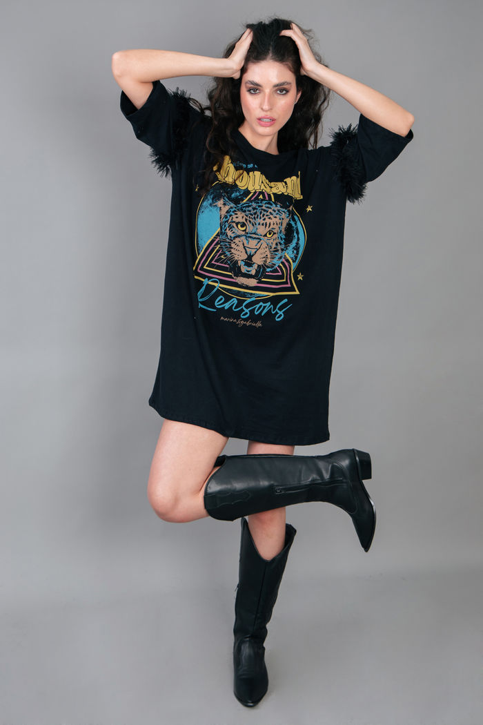 VESTIDO CAMISETÃO DRESS PRETO COM PLUMAS THOUSAND