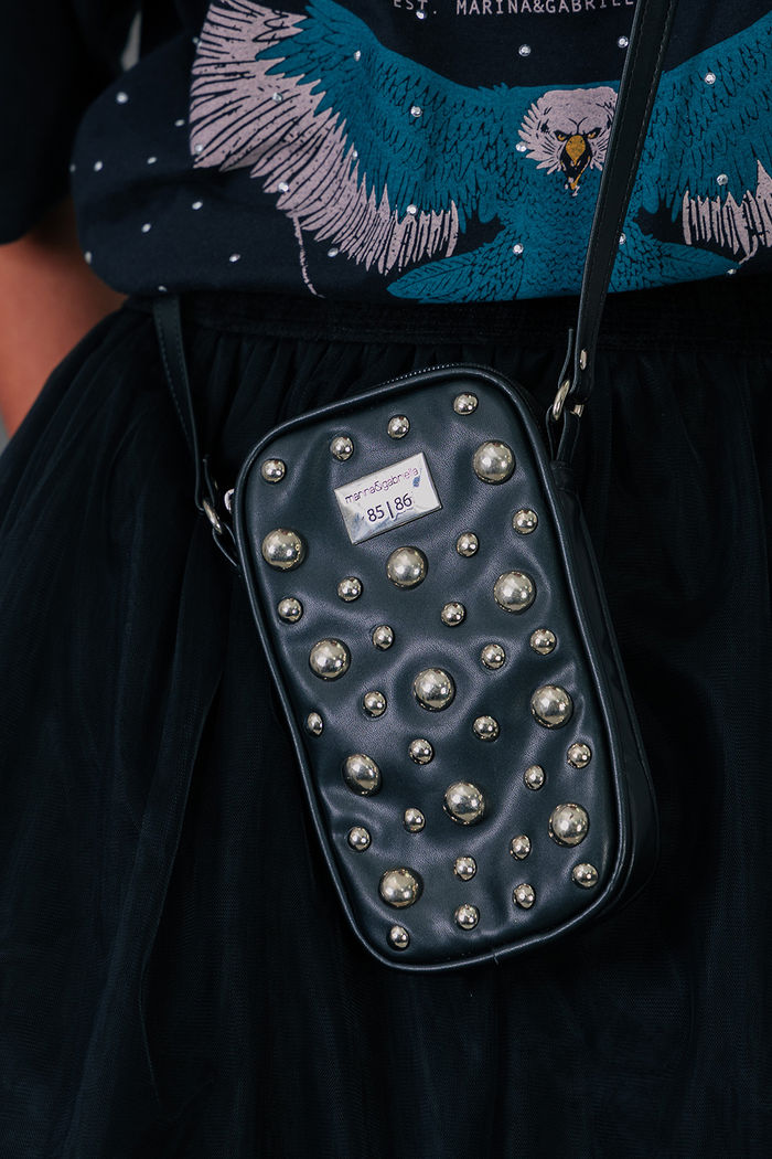 BOLSA PRETA PORTA CELULAR COM TACHAS