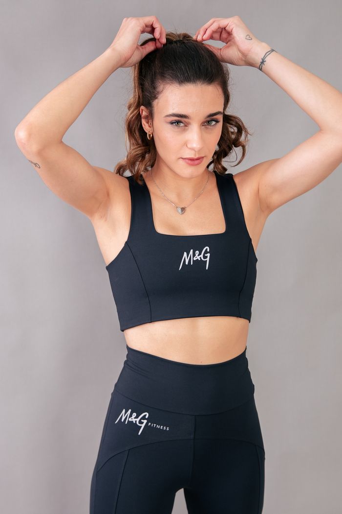 TOP PRETO COM RECORTES E ESTAMPA