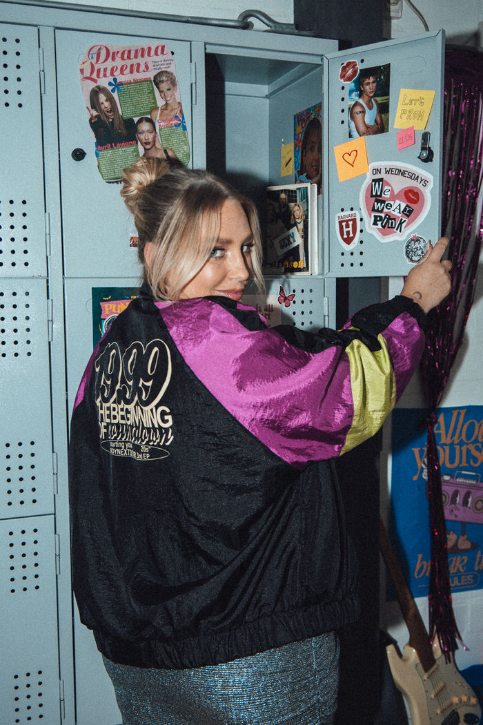 JAQUETA ESPORTIVA COM RECORTES COLORIDA NINETEEN