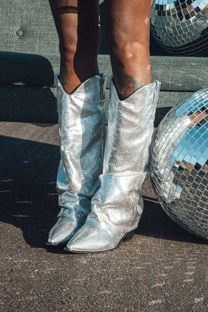 BOTA SLOUCHY METALIZADA PRATA