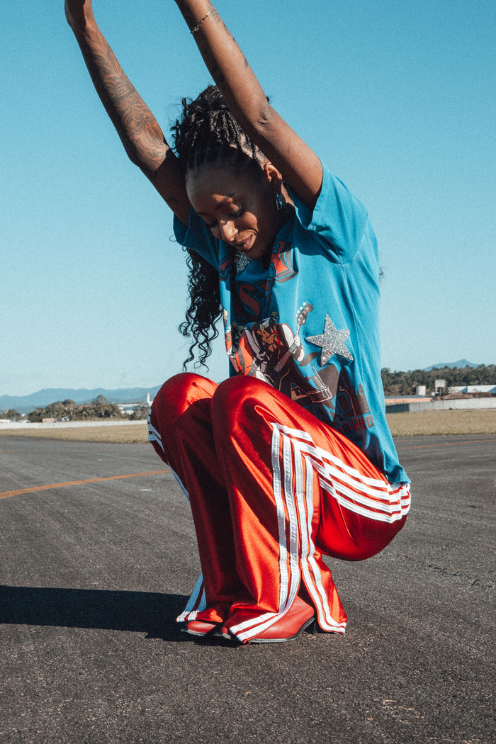 CALÇA SPORT VERMELHA COM LISTRAS