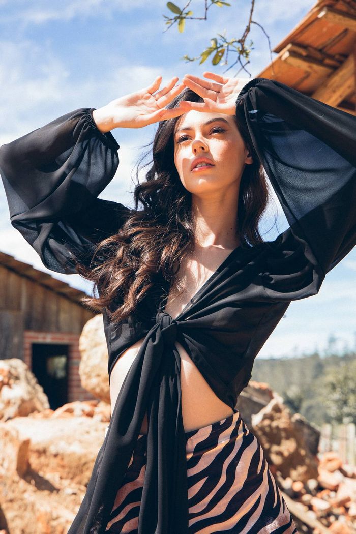 CAMISA MANGA BUFANTE COM AMARRAÇÃO PRETA