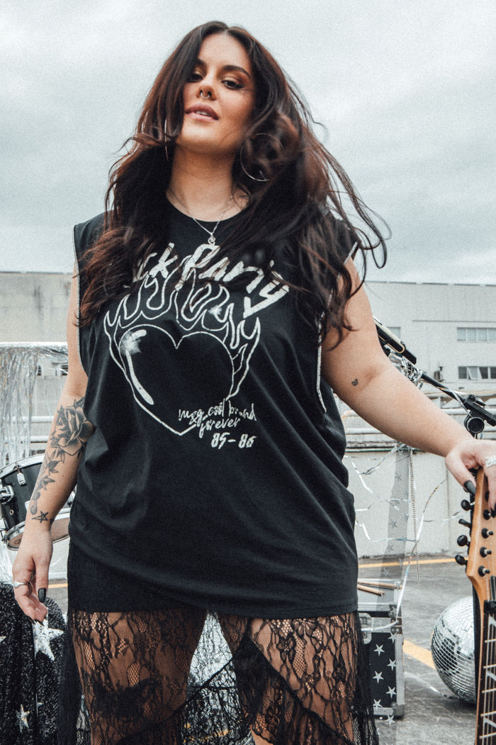 REGATA MACHÃO PRETA COM DETALHE NAS CAVAS ROCK PARTY