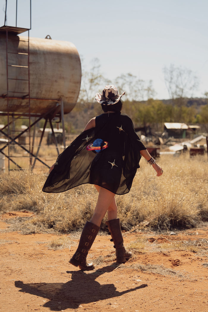 KIMONO PRETO DE TECIDO COM BORDADO DE PAETÊ PLANETA