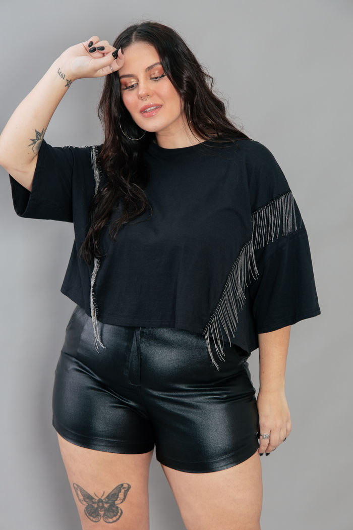 CAMISETA CROPPED PRETA COM APLIQUE DE FRANJAS METÁLICA