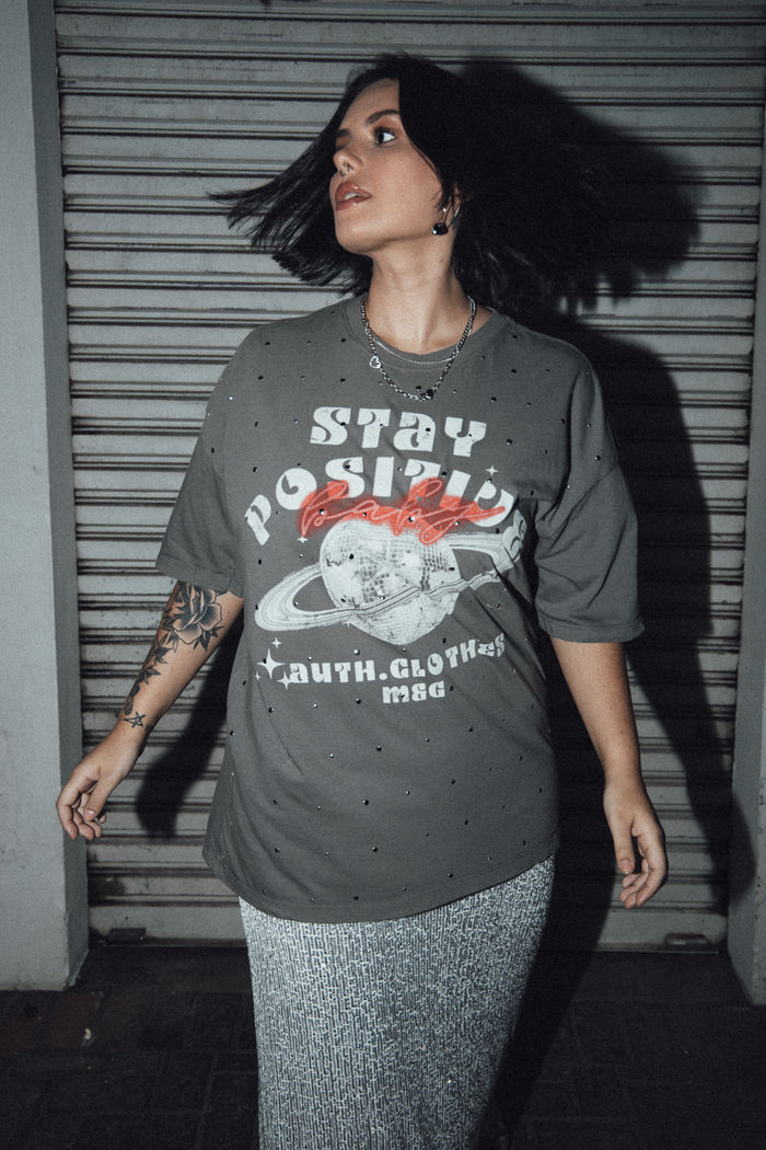 T-SHIRT VINTAGE CINZA COM APLIQUE DE TACHAS