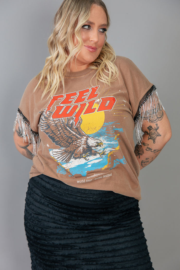 CAMISETA T-SHIRT MARROM COM FRANJAS NA CAVA FEEL WILD