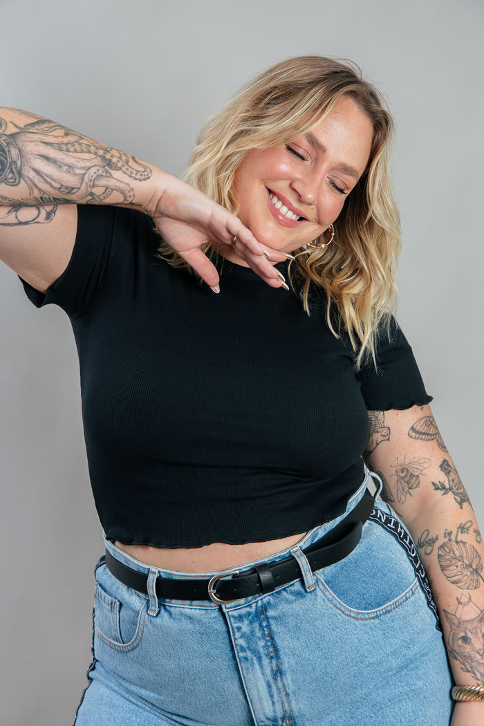 BABY TEE BÁSICA CANELADA PRETA