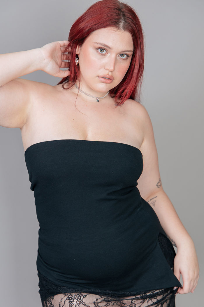 TOP SEM ALÇAS  ASSIMÉTRICO COM ABERTURA PRETO