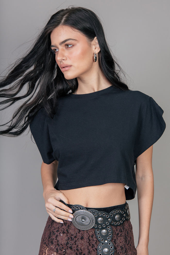 CAMISETA CROPPED PRETA COM OMBREIRA