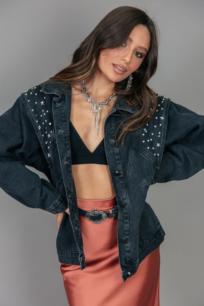 JAQUETA PRETA OVERSIZED 80S COM APLIQUES