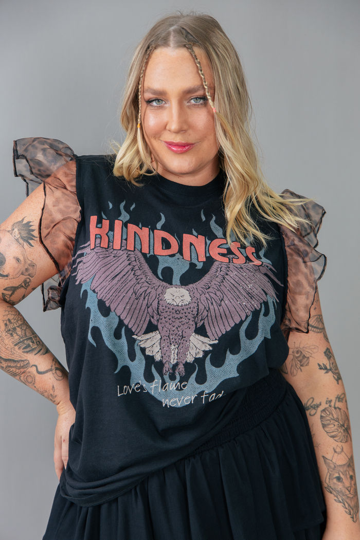 CAMISETA PRETA COM MANGAS DE ONÇA KINDNESS