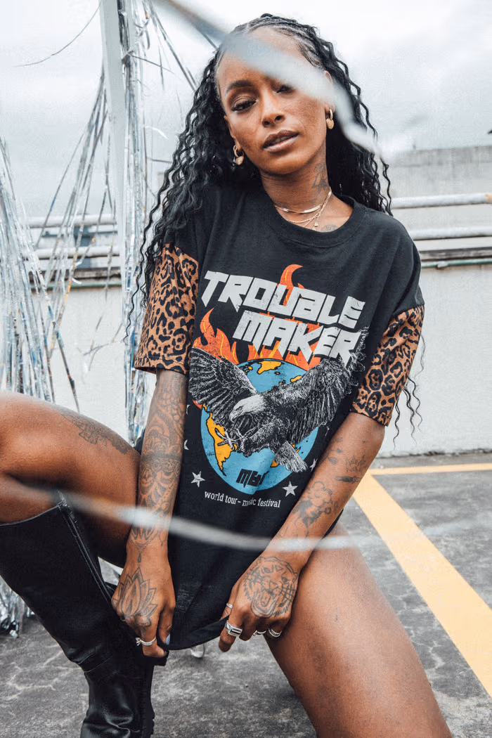 CAMISETA T-SHIRT VINTAGE PRETA COM MANGAS ONCINHA