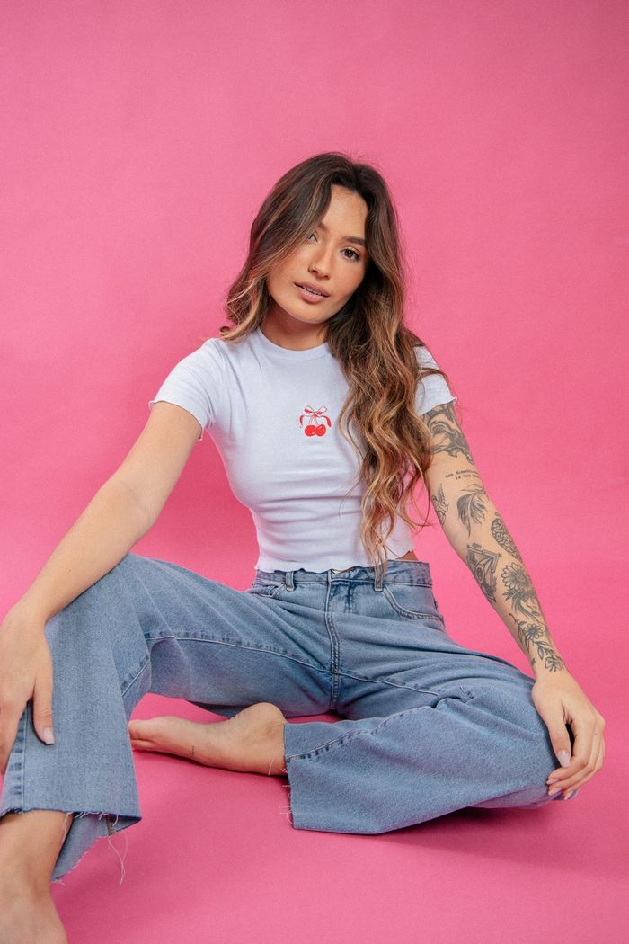 BLUSA BABYLOOK  CANELADA BRANCA COM BORDADO CEREJA