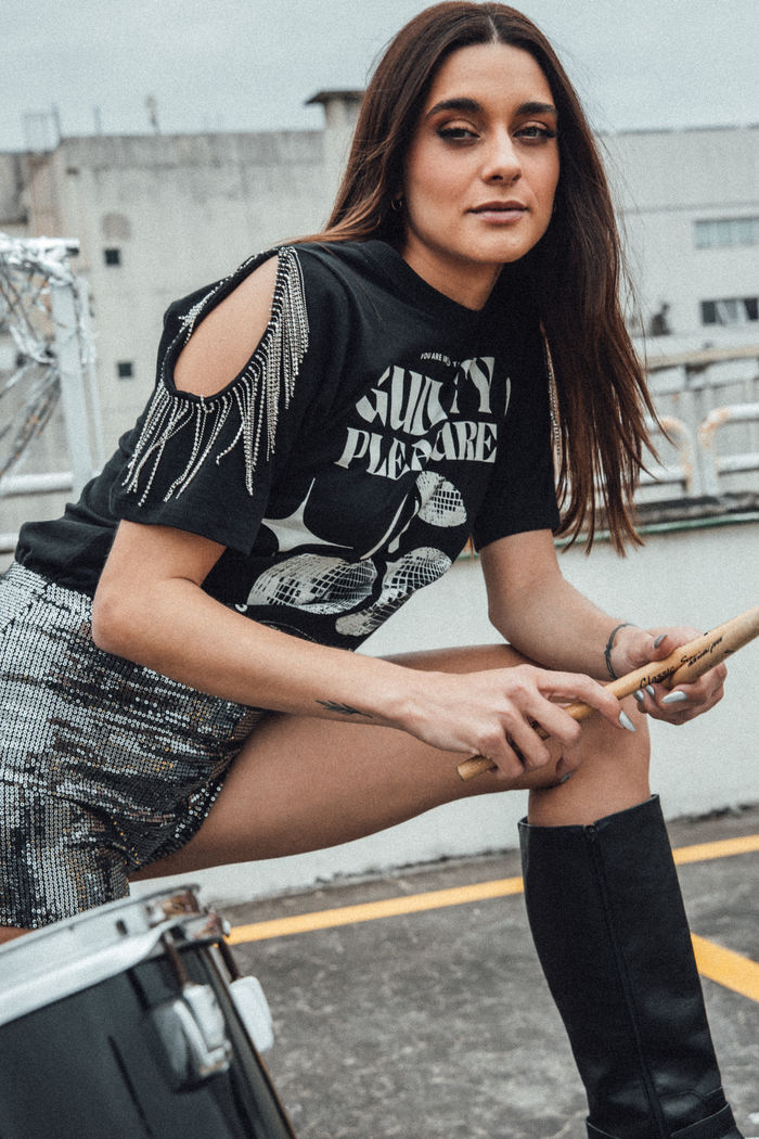 CAMISETA T-SHIRT PRETA COM FRANJAS STRASS NO OMBRO GUILTY