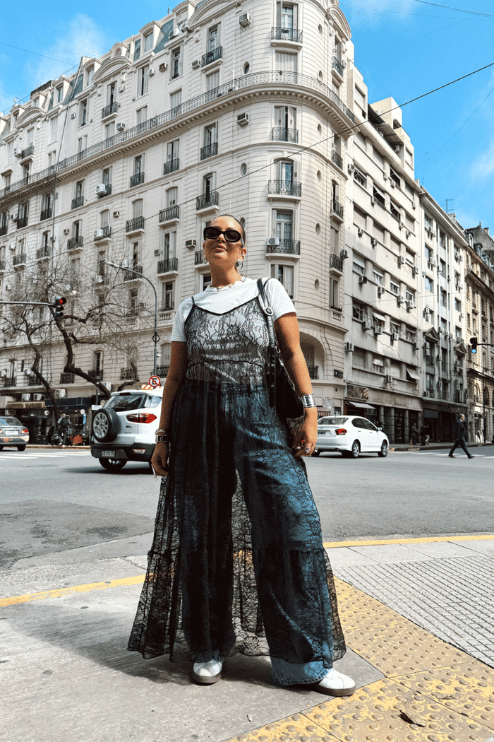 VESTIDO AMPLO DE RENDA PRETA