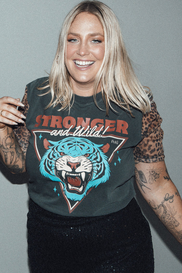 CAMISETA BOYFRIEND COM MANGA TULE ONÇA STRONGER