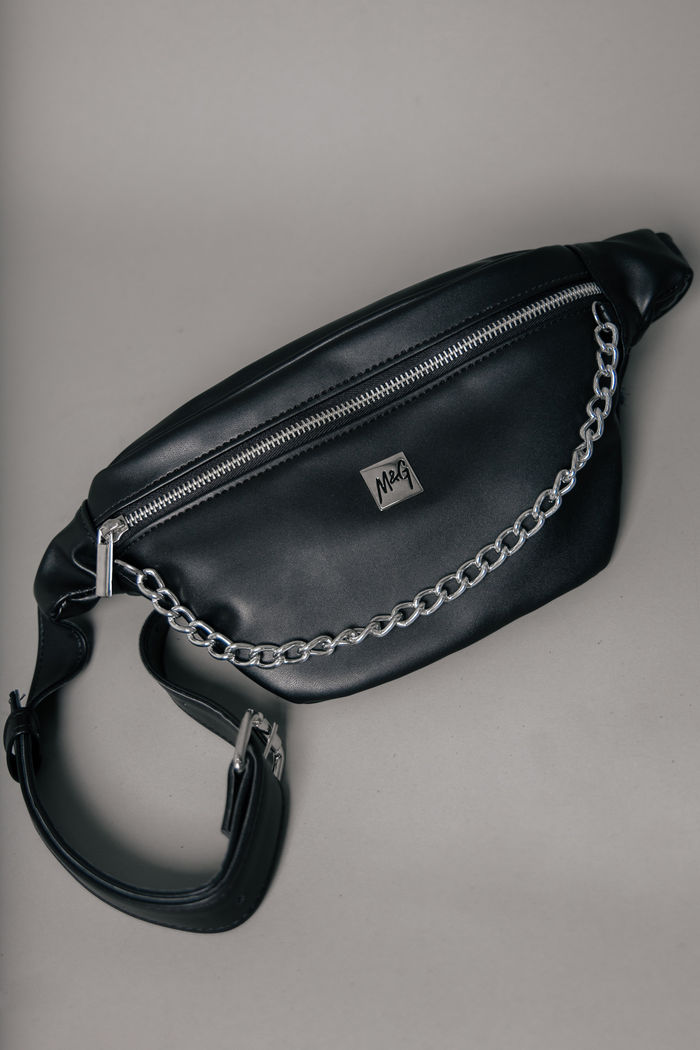 POCHETE PRETA COM CORRENTE