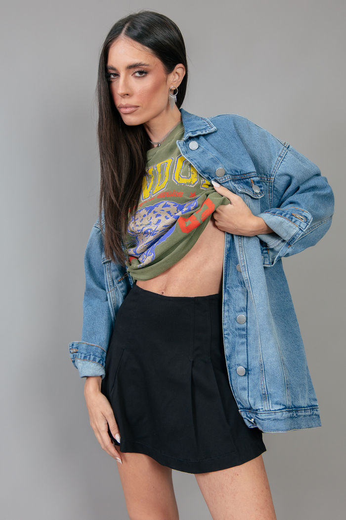 SHORT SAIA PRETO DE PREGAS