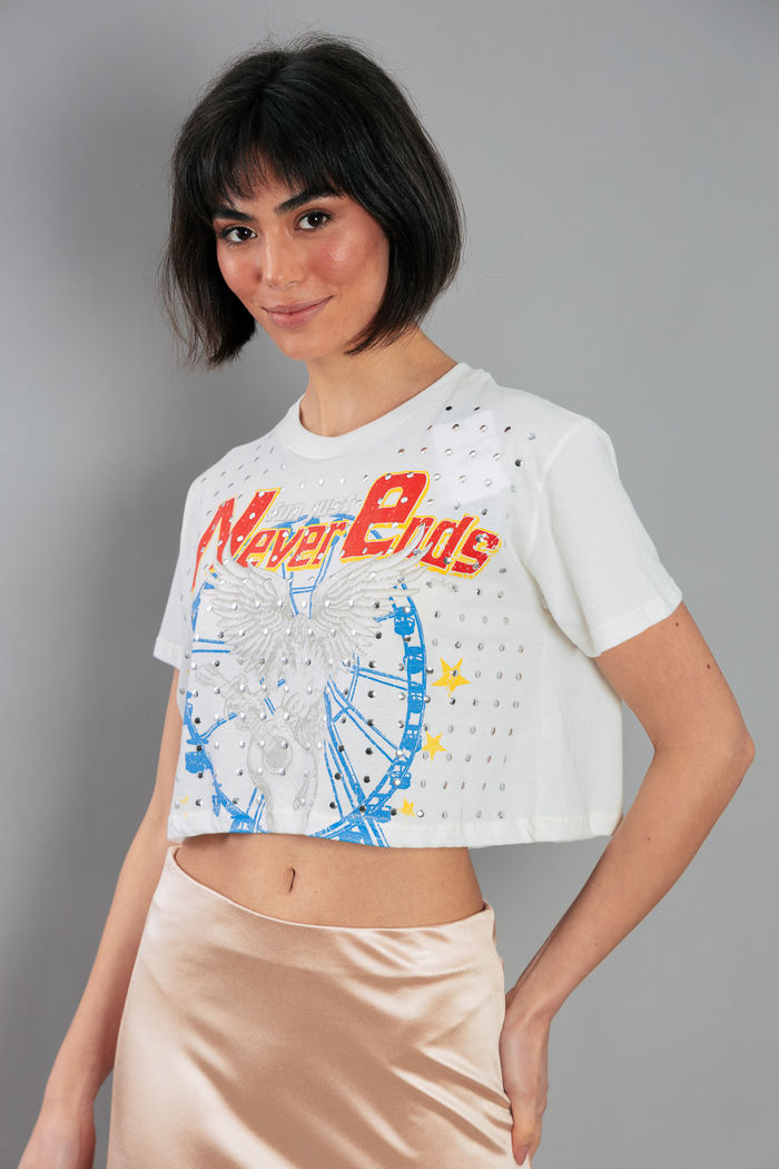 CAMISETA CROPPED OFF WHITE COM APLICAÇÃO DE CRISTAIS