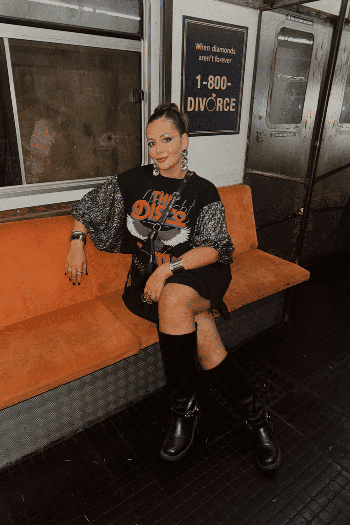 VESTIDO CAMISETÃO PRETO COM MANGAS BUFANTES DE PAETÊ DISCO