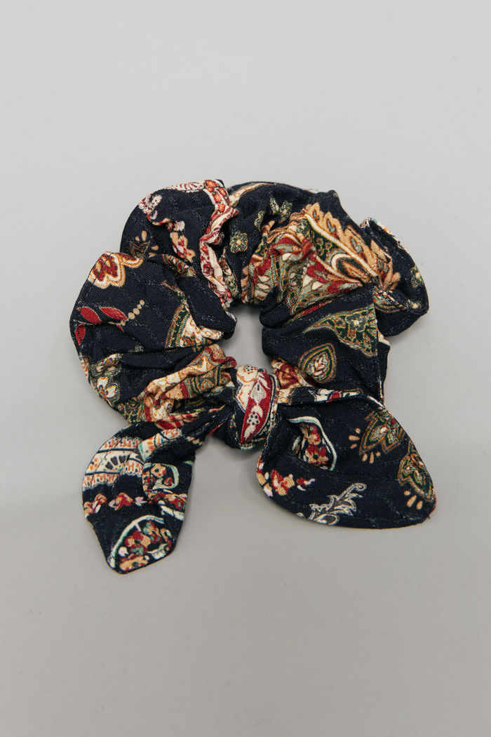 SCRUNCHIE PRETO ESTAMPADO PAISLAY