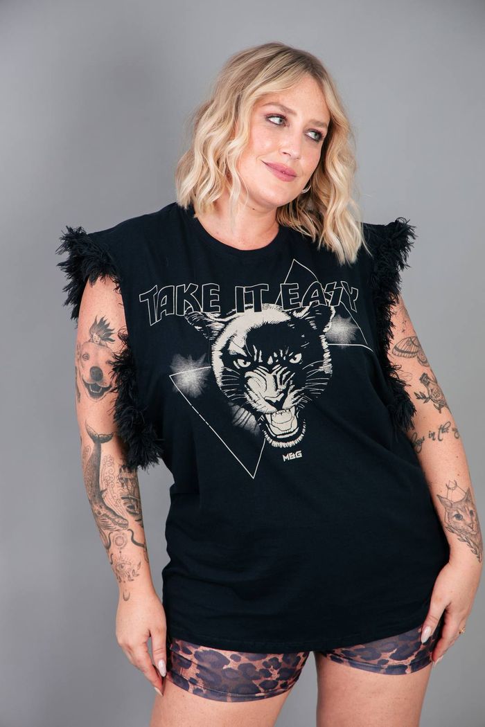 REGATA AMPLA PRETA COM PLUMAS NA CAVA TAKE IT EASY