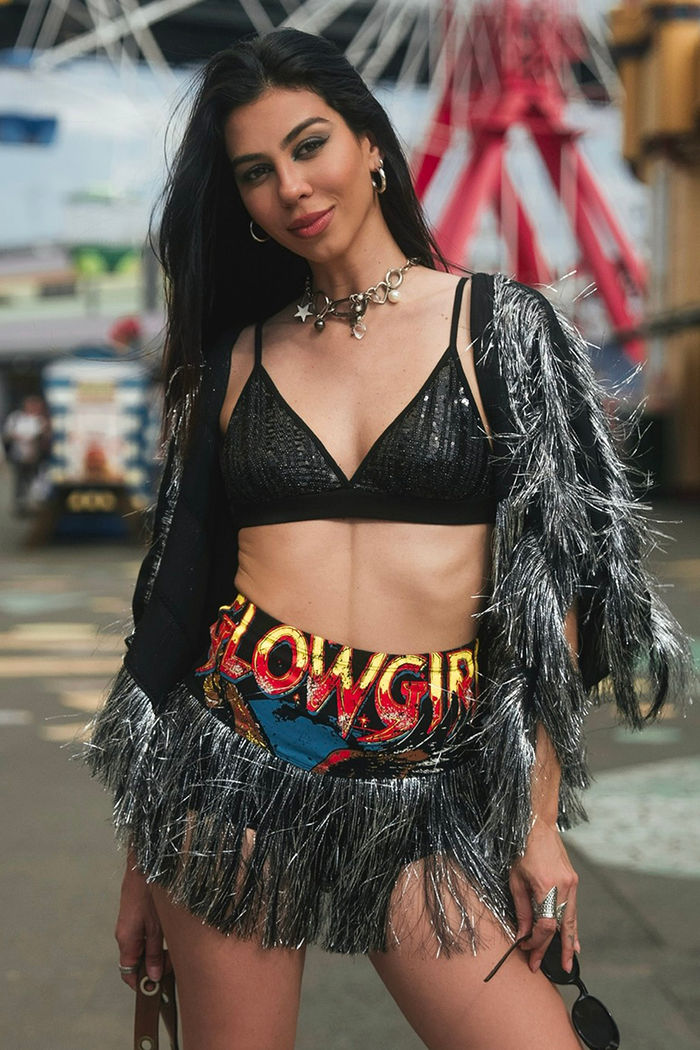 TOP DE ALÇA EM PAETÊS PRETO COM REGULAGEM