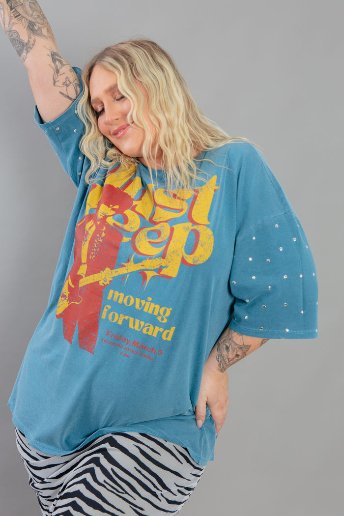 CAMISETA T-SHIRT VINTAGE AZUL COM TACHAS NA MANGA JUST KEEP