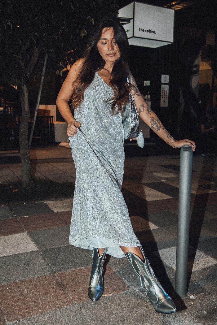 VESTIDO SLIP DRESS MIDI DE PAETÊ PRATA MILÃO