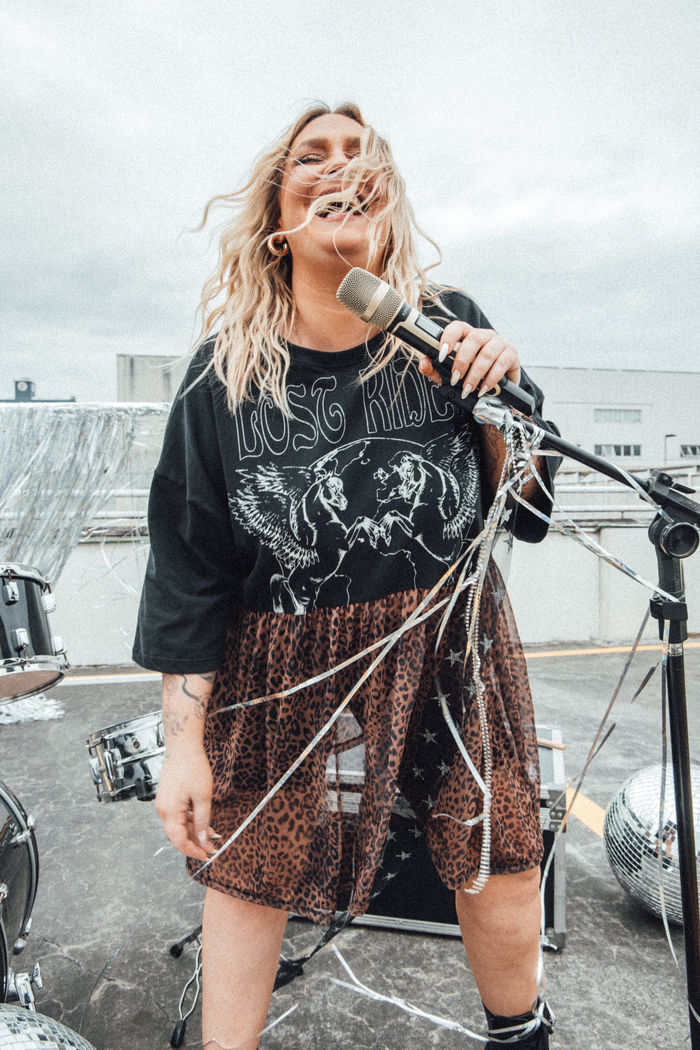 VESTIDO T-SHIRT PRETO COM SAIA DE TULE ONCINHA LOST