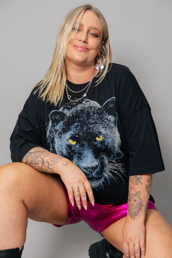 T-SHIRT OVERSIZED PRETA PANTHER COM CRISTAIS