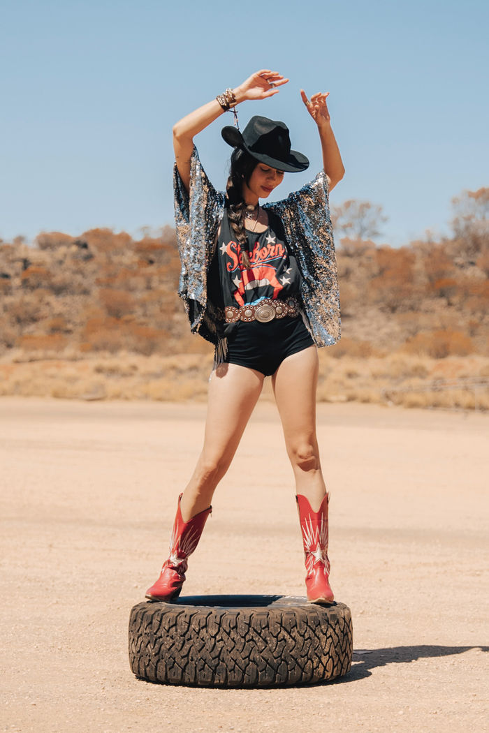 MINI SHORT HOT PANT PRETO COM FRANJAS DE METAL