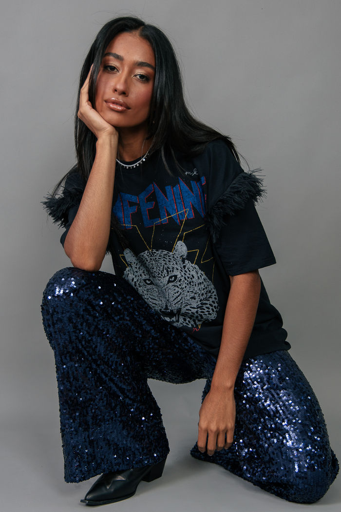 T-SHIRT PRETA COM PLUMAS DEAFENING