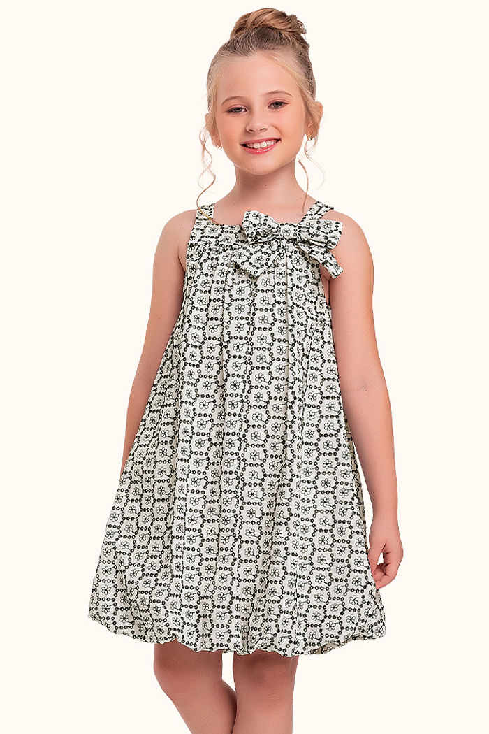 Vestido balone em tecido com laço decorativo