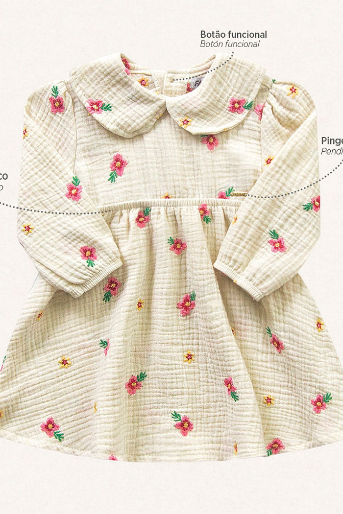 Vestido flores em tecido bordado