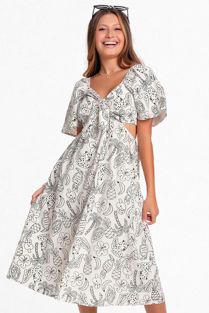 Vestido em tecido anaruga liso com amarração decorativa