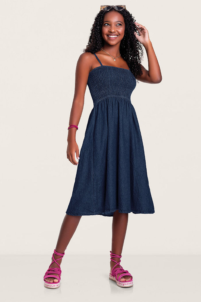 Vestido com alças midi em jeans