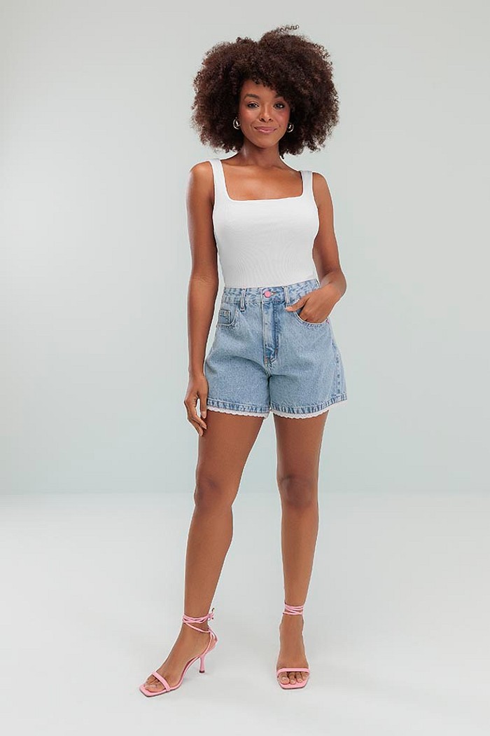 Shorts mom jeans com bordado e aplique
