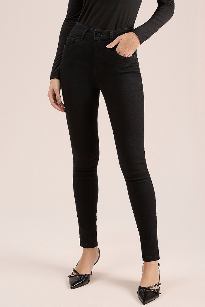 Calça skinny básica em jeans black