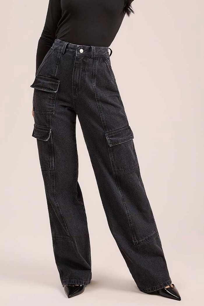 Calça cargo em jeans com bolsos